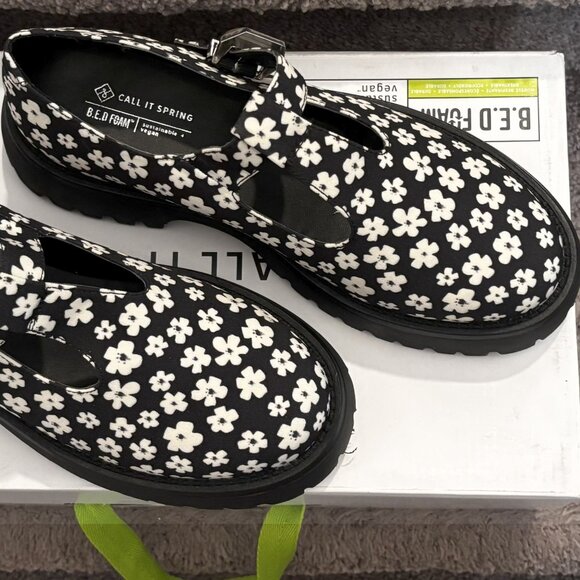 Call It Spring Amelyaa Mary Janes - Ladies Floral blu & wht Sz 7.5  NEW W/ BOX - Picture 6 of 12